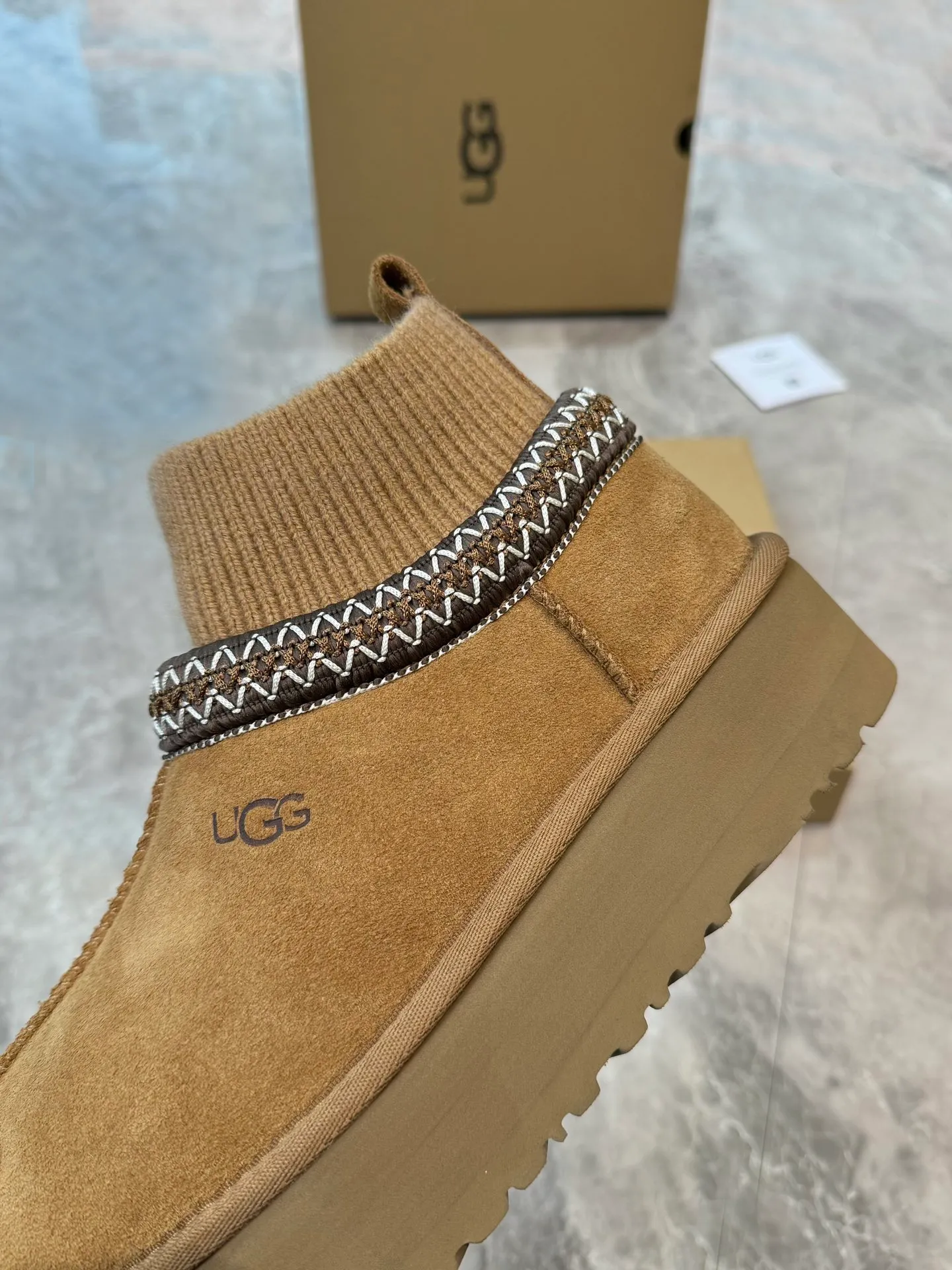Self-pickup 💰520 New snow boots 1125956 Ethnic style plus sock cover, the sock cover is inserted into the wool. The surface is made of imported silk cow suede, and the inner part is made of Longfeng fur. Foam outsole has light anti-slip characteristics. Four colors, 35-40